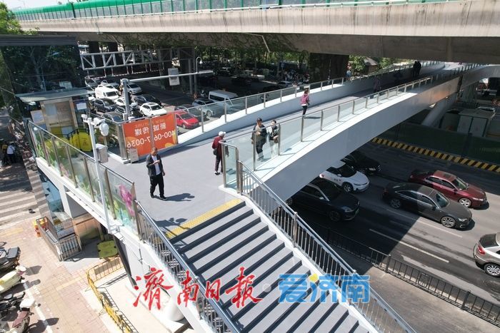 “五一” 游园更安心，济南百花公园过街天桥便民畅行