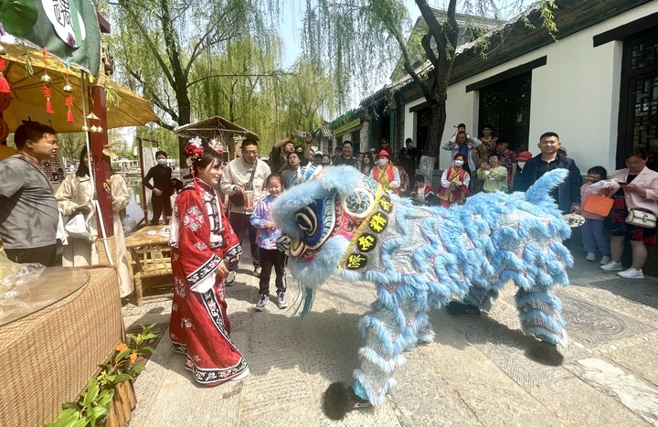 “泉”在济南过五一｜百花洲重启观光迎来首个周末 游客争睹舞狮表演讨彩头