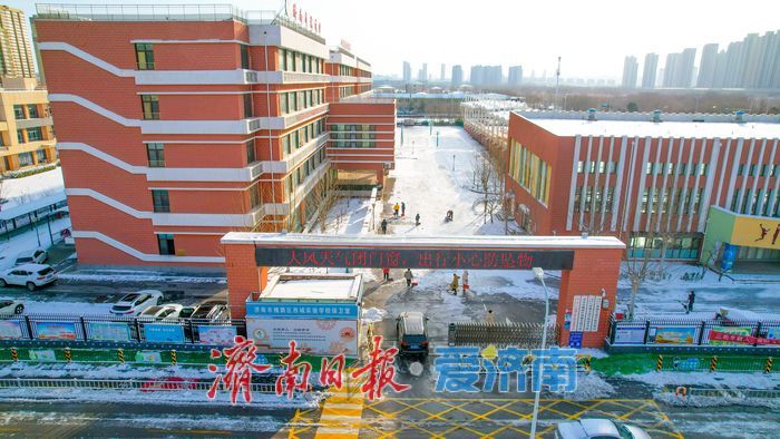 济南暴雪致全市中小学停课 学校积极除雪保安全