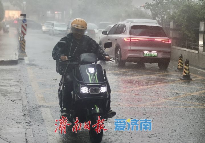 济南突降暴雨 高温天气暂时缓解