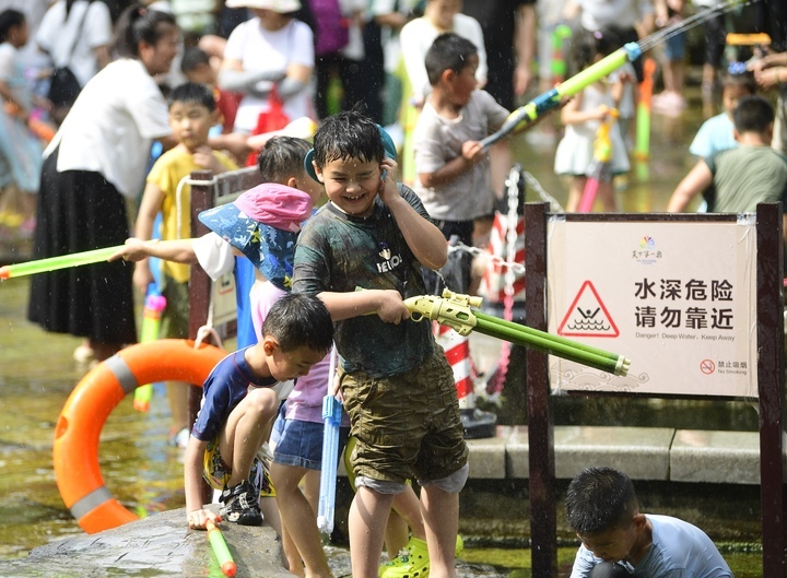炎炎夏日无泉水不欢乐，泉城版“泼水节”精彩上演