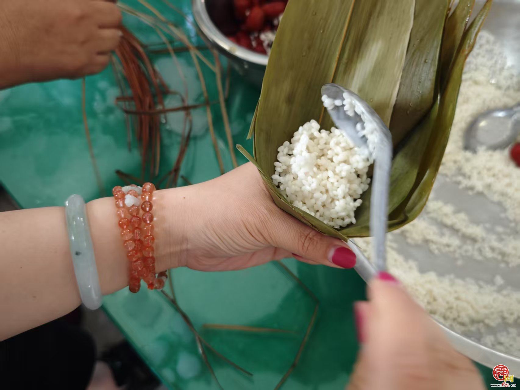 济南公交南部公司二队粽香情浓迎端午