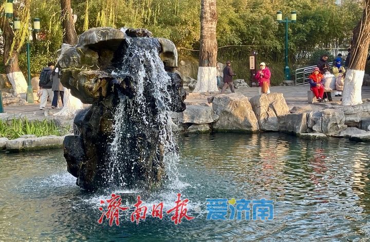 元旦尾声游兴浓 五龙潭月牙泉成热门打卡地