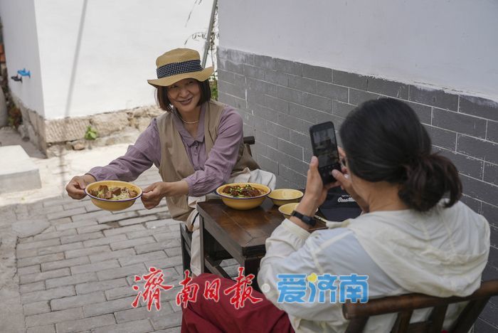 泉韵老街醉游人