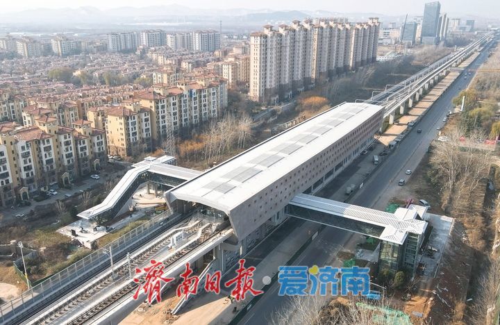 站名标识牌陆续安装就位 济南轨交8号线开通运营进入倒计时