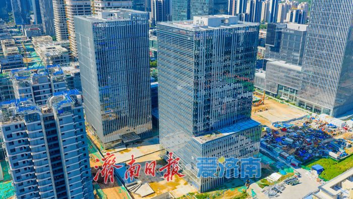 项目强省会｜超百米双子塔亮相济南CBD 明湖国际科创中心B6幕墙施工近尾声