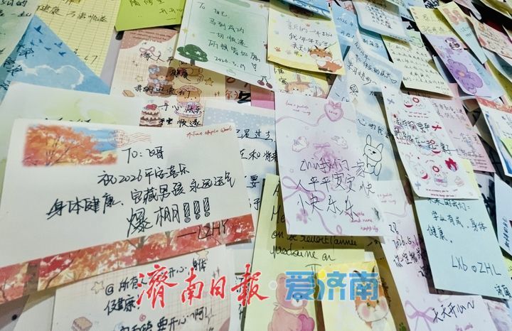 济南上新街一店铺留言墙“超载”，便利贴层层叠叠载满心声