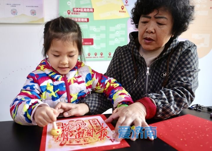 拓印吉祥“福”，社区年味浓