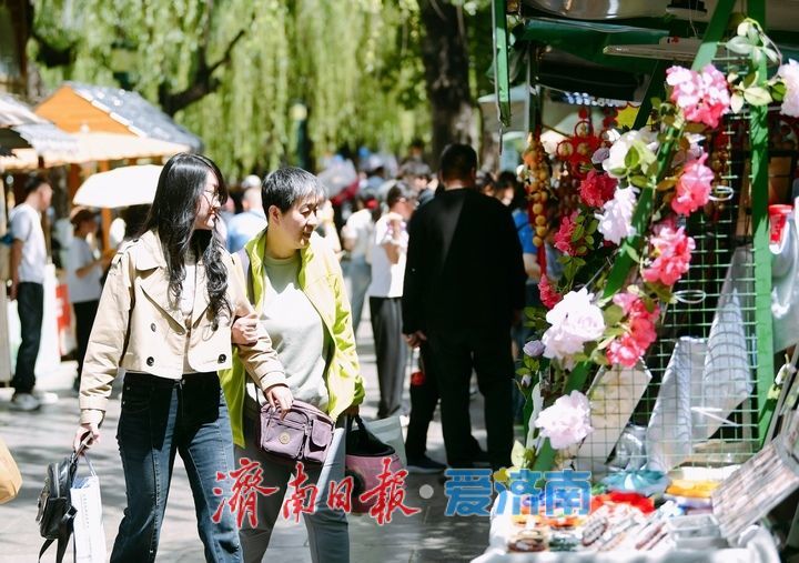 “五一”假期最后一天迎“立夏” 济南护城河畔变“天然空调房”