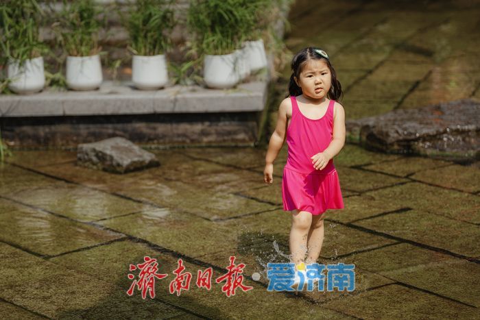 一年四季 泉在济南丨五龙潭变身“天然水空调” ，孩子们亲泉戏水尽享清凉