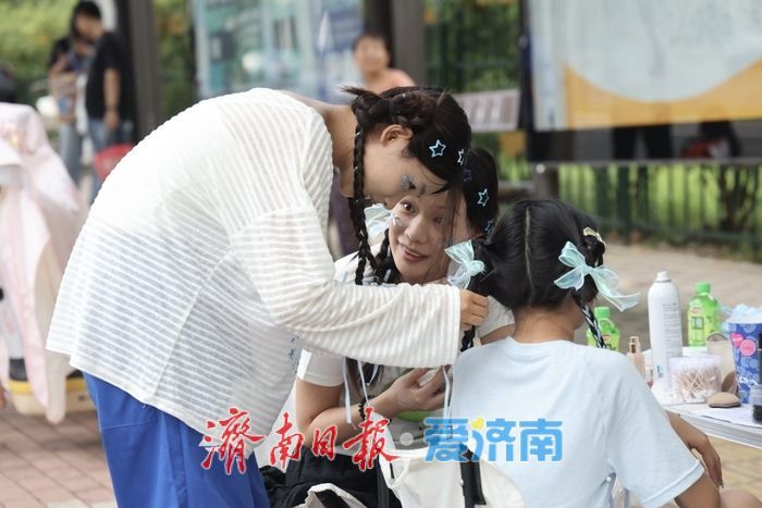 演唱会带热应援妆造！奥体周边编发摊位人气火爆