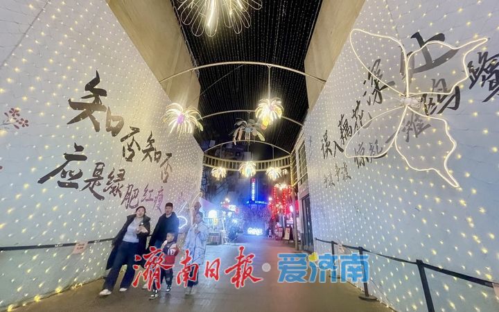 ​小年到，芙蓉街张灯结彩迎新春