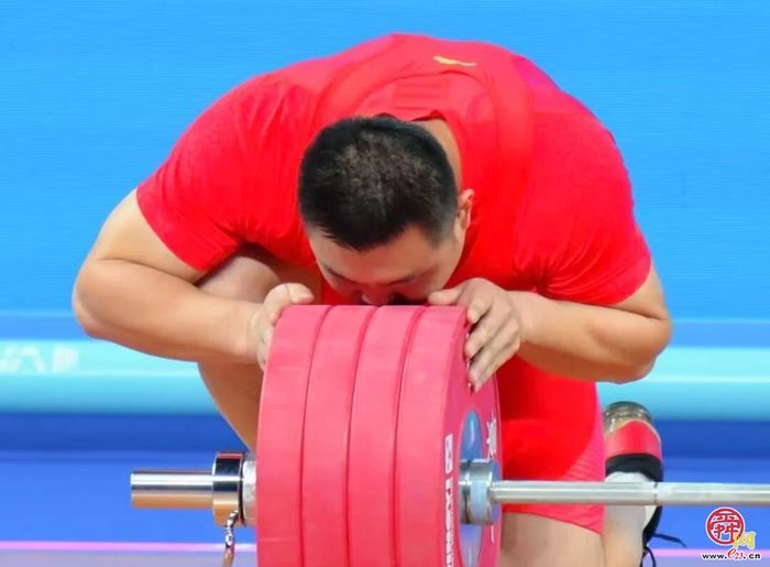 “泉城力量”杨哲：英雄深情吻别赛场，五朝传奇永不落幕