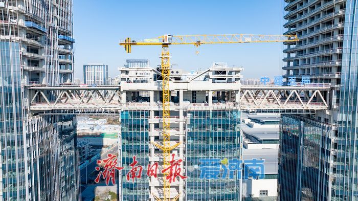 项目强省会｜重塑城市天际线：万融云城二期玻璃幕墙亮相，双连廊贯通