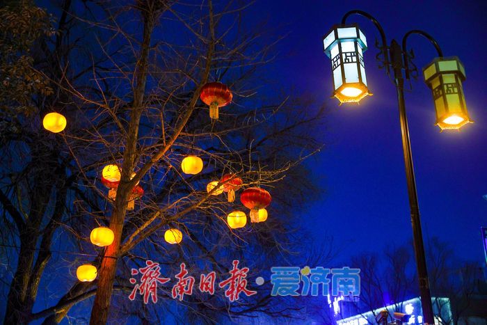 红灯笼缀满明湖岸 泉城夜色年味浓