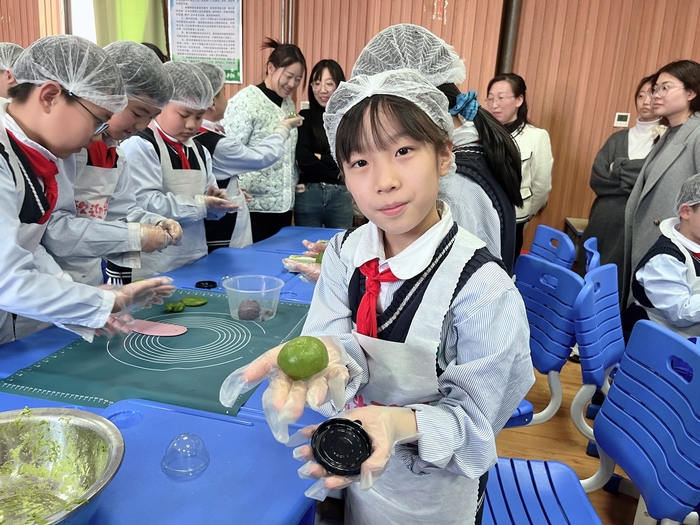 巧手做青团 劳动忆清明 莱芜区这些学生一起做青团