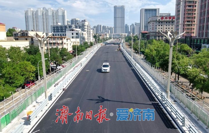 项目强省会｜济南纬二路跨铁路天桥全线高黏高弹沥青上面层摊铺完成