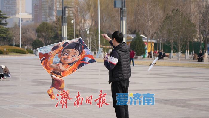 泉城春日的天空，被风筝 “承包” 了