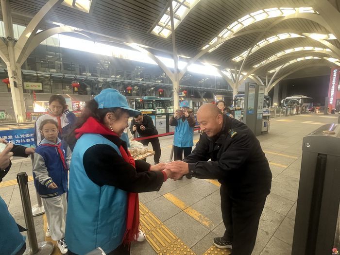 新春坚守显公交担当 暖心慰问鼓前行干劲——“房泽安热线”志愿服务中心慰问节日坚守一线公交职工