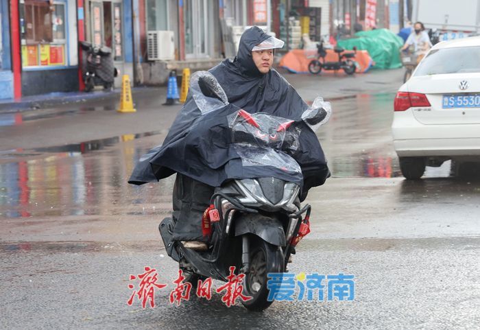昨日济南市莱芜区突降冰雹 部分小区车辆受损