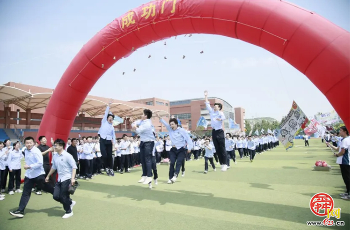 比了个耶，我们就毕业啦！