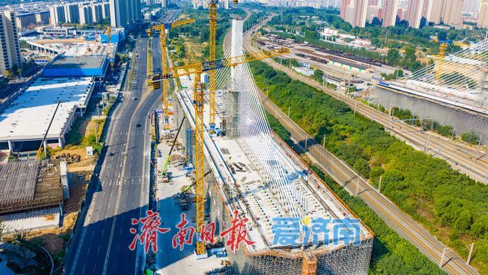 53.8米主塔架起跨铁通道！济南开源路打通东部交通堵点