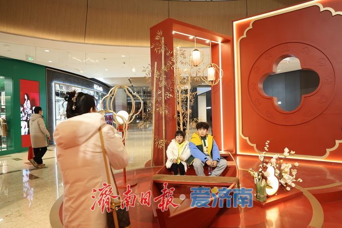 泉城年味气氛组已就位，是“蛇”候过年啦！