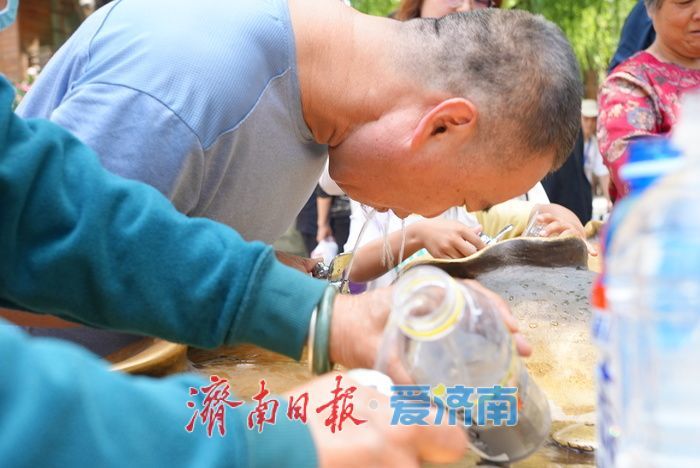 一年四季 泉在济南丨烈日炙烤 护城河畔成为“避暑秘境”