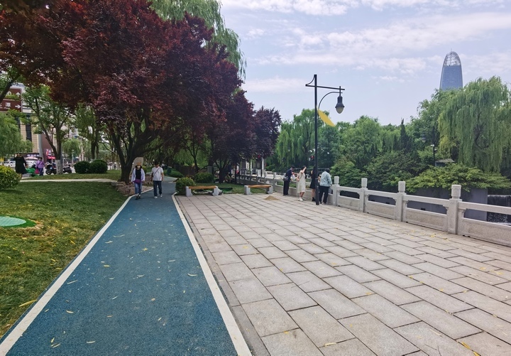 “绿道”相伴，西护城河畔绿道连通项目围挡拆除对市民开放