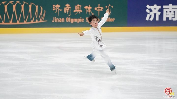 2025年中国花样滑冰俱乐部联赛济南站赛事正酣，选手上演“冰上华尔兹”，花滑现场下起“玩偶雨”