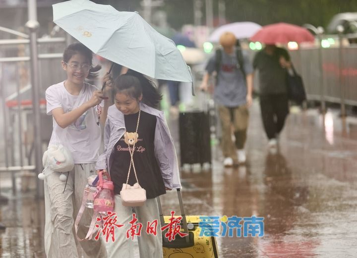 2025年铁路暑运雨中启动 济南站客流平稳 旅客有序踏上旅程