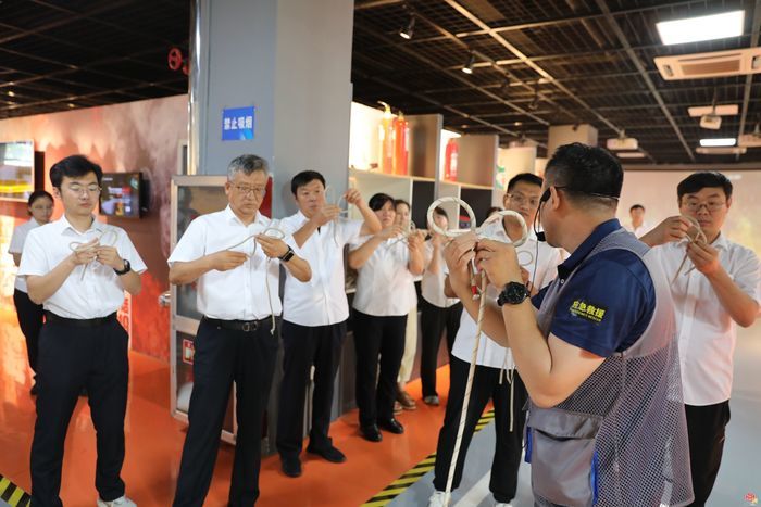 一面锦旗，三年信任——济南公共交通集团维修服务有限公司向安诚安全赠送锦旗