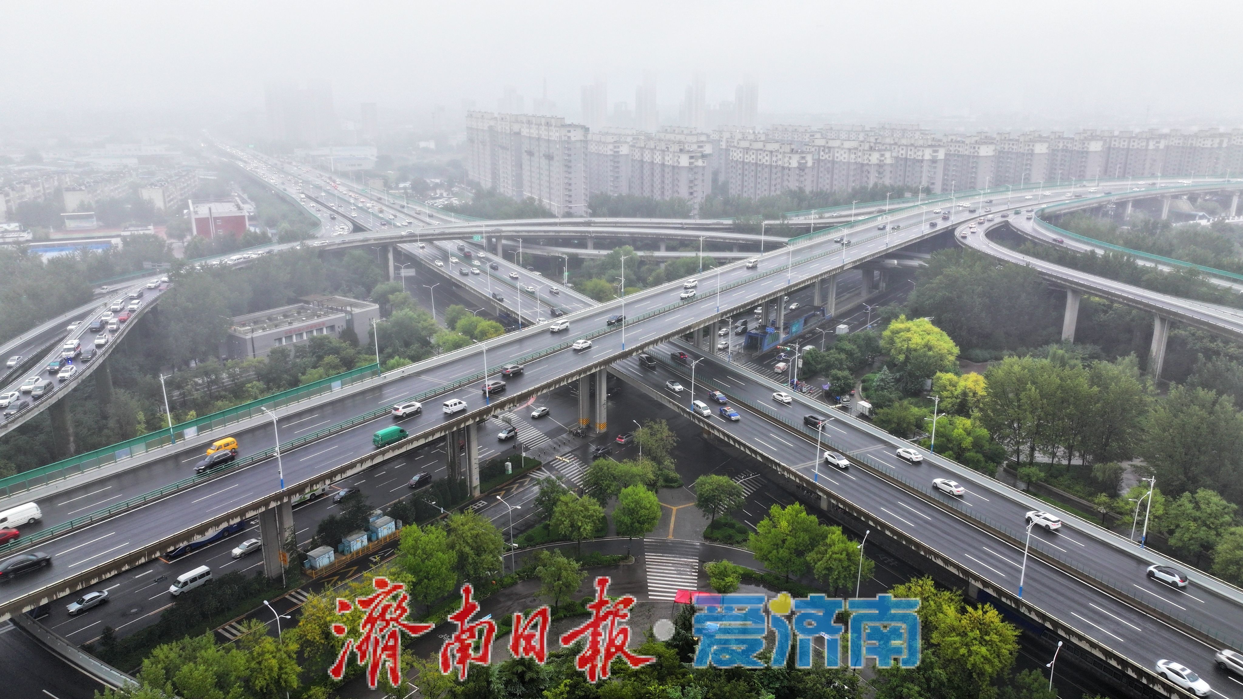 节后首日上班遇雨交通繁忙 未来几日阴雨持续需注意出行安全