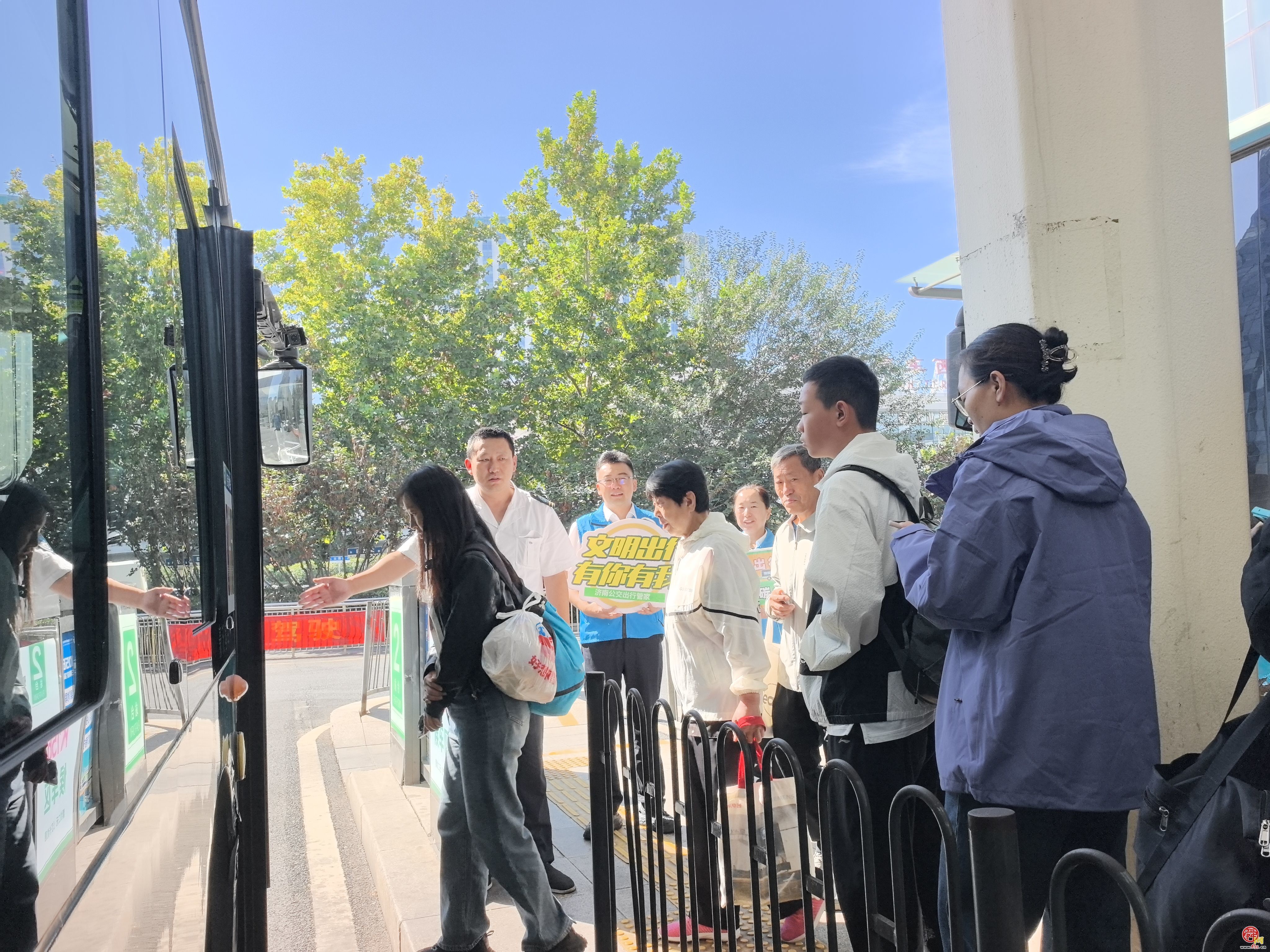 护航国庆出行路 公交服务在行动——济南公交西部公司开展出行管家志愿服务