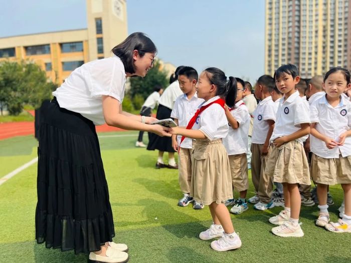 点亮擦星星的人 高新区景汇小学开展庆祝教师节活动