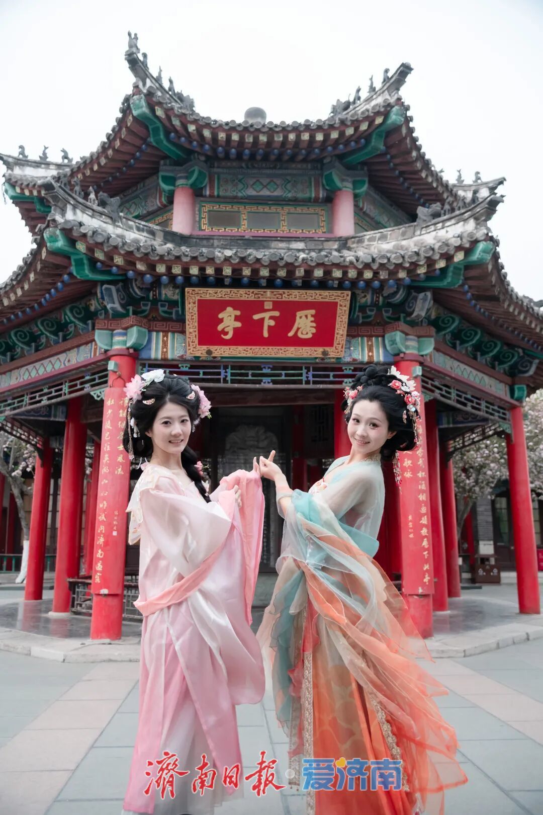 天下第一泉风景区清明假期人气爆棚，千年泉韵绽风华