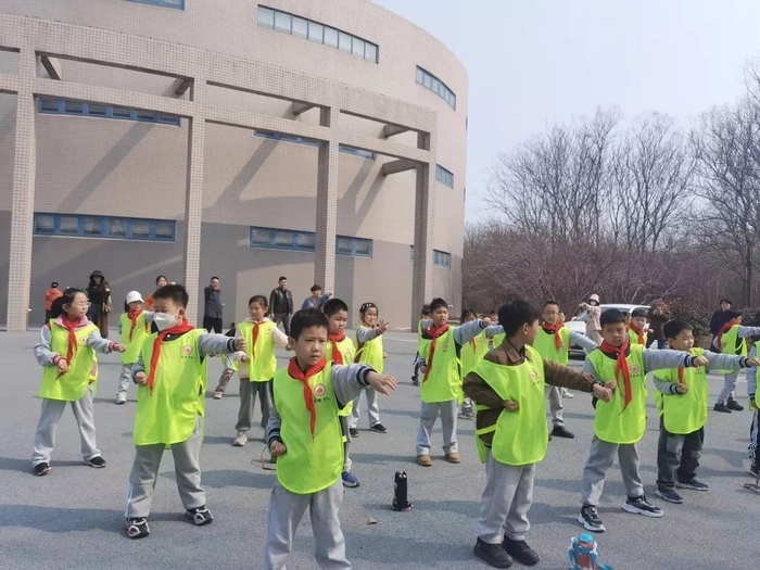 春播药苗，以劳为美！经五路小学开展药苗种植活动