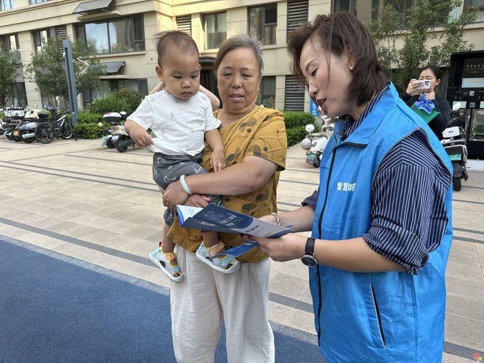 一对一教用“掌上城管”，趣味游戏学垃圾分类——市智慧城管中心深入济齐路社区