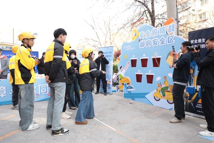 济南市人社局开展“人社服务大篷车”集成宣传服务活动  精准护航“奔跑者”权益