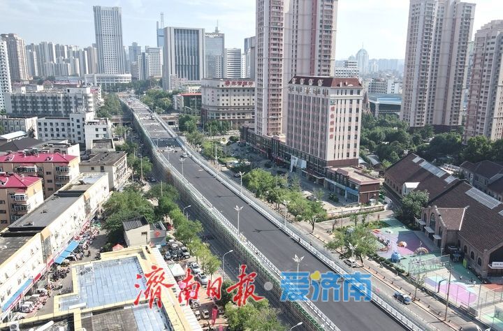 项目强省会｜济南纬二路跨铁路天桥全线高黏高弹沥青上面层摊铺完成