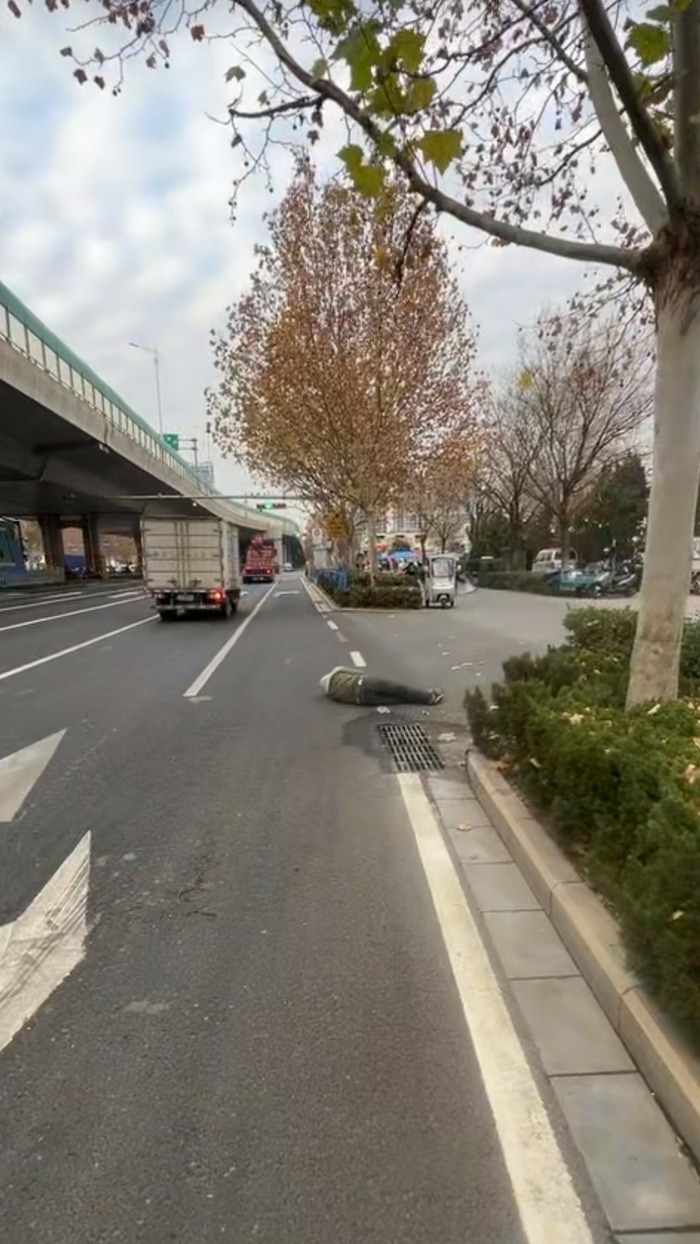 寒风中济南市民挥手15分钟为倒地男子挡车流 引导车辆避让