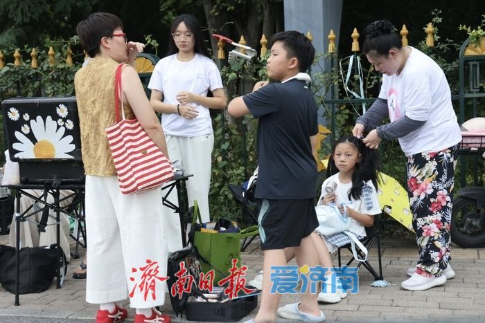 演唱会带热应援妆造！奥体周边编发摊位人气火爆
