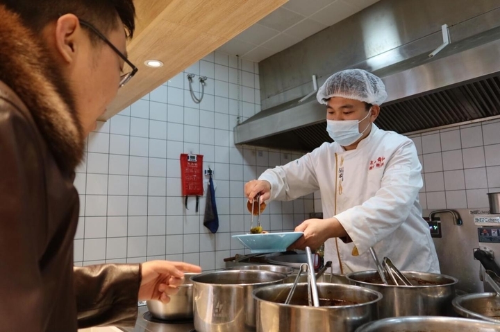 济南这家祖传三代的把子肉“火”了，店主更有多重“身份”