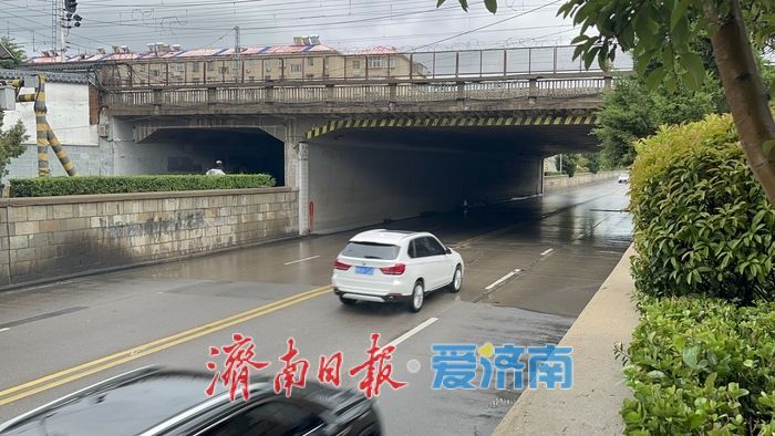雨后记者探访城区低洼路段：多条主干道路均未出现明显积水，车辆正常通行