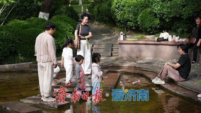 春日如夏，五龙潭公园“清泉石上流”景点成孩子们亲水乐园