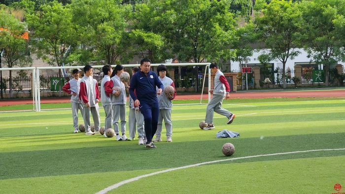 青春赛道•体惠泉城 济南市体育局青年理论学习小组开展迎“五四”体育志愿服务进校园主题活动