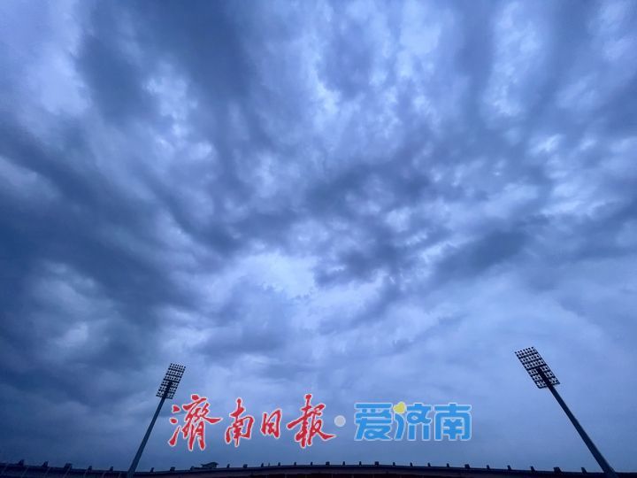 济南傍晚强对流天气来袭，雷电大风伴随降温