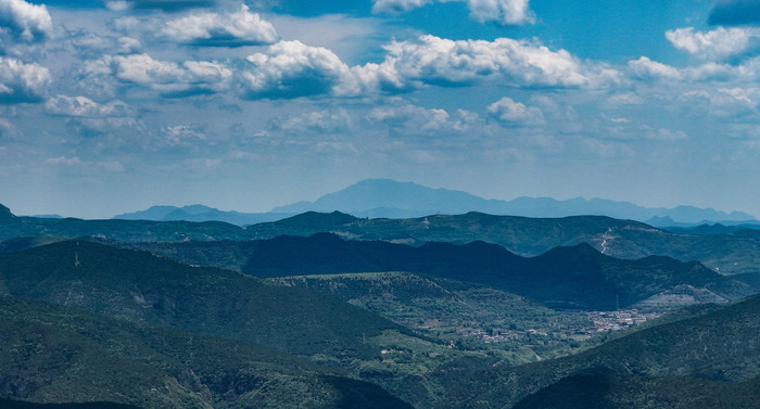 济南晴空万里，远眺可见泰山雄姿
