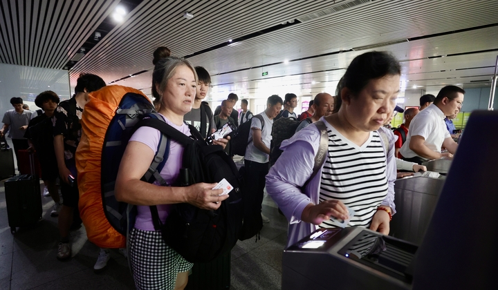 2025年铁路暑运雨中启动 济南站客流平稳 旅客有序踏上旅程