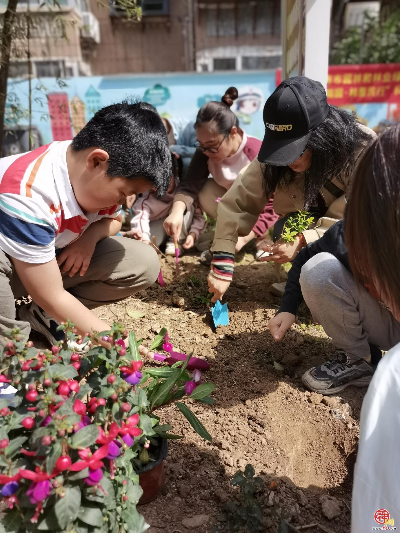 种花种梦想 劳动促成长 济南园·林惠民行走进共建花园